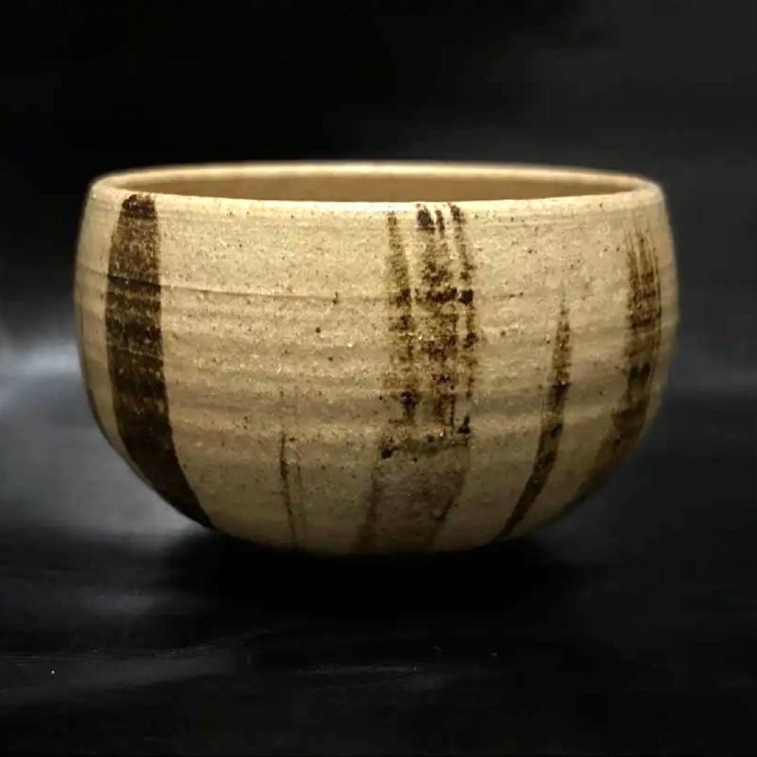 美しい古美術◾️蔵から美しい縦じま紋様の可愛らしいまん丸な抹茶茶碗が出て来ました。