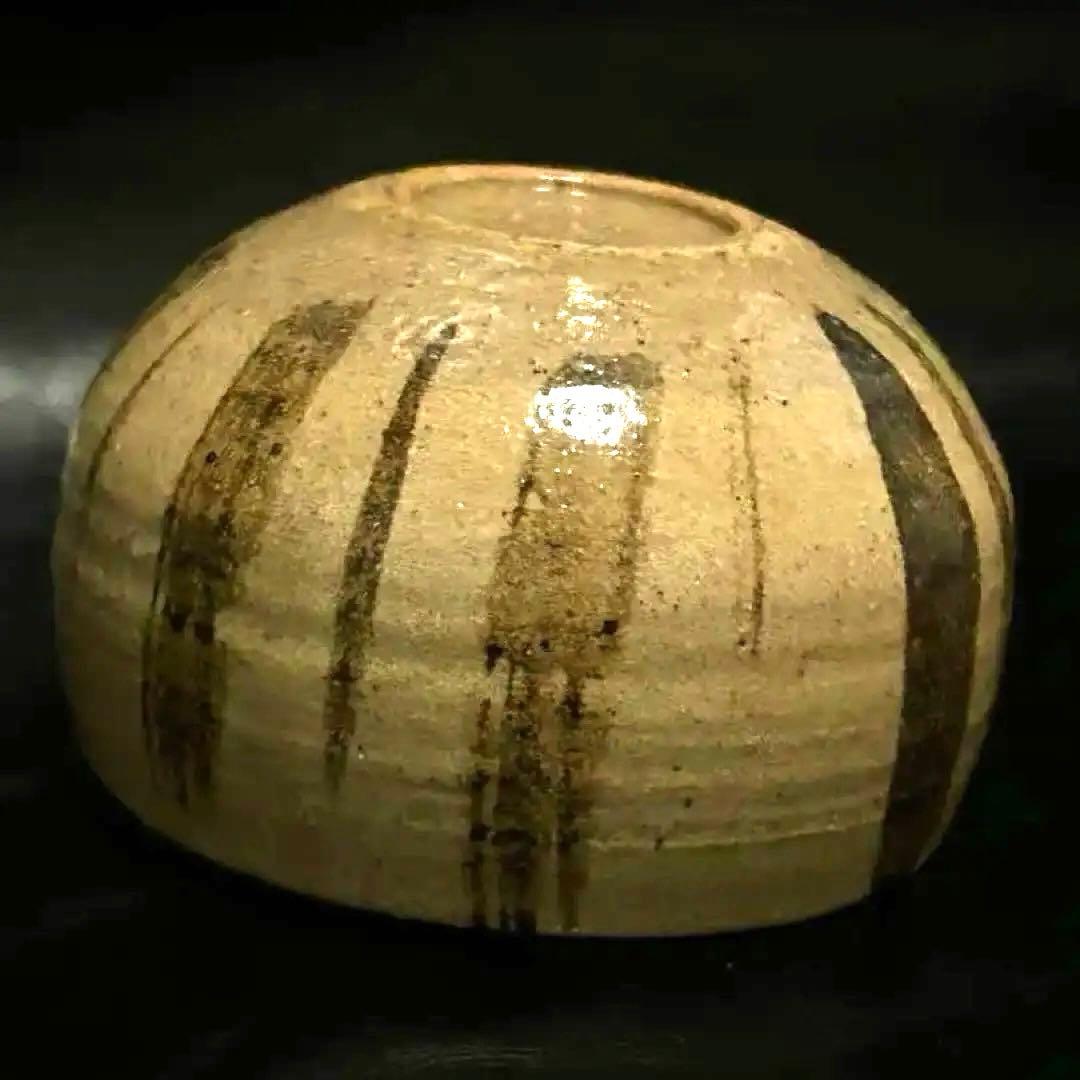 美しい古美術◾️蔵から美しい縦じま紋様の可愛らしいまん丸な抹茶茶碗が出て来ました。