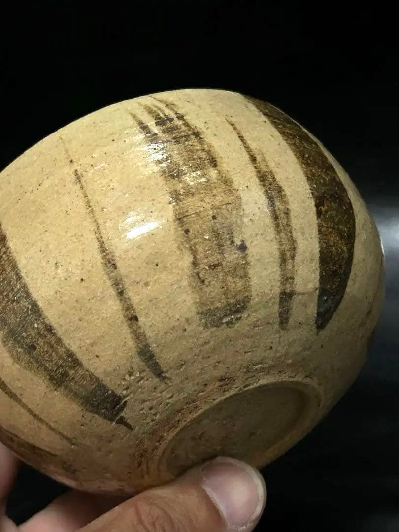 美しい古美術◾️蔵から美しい縦じま紋様の可愛らしいまん丸な抹茶茶碗が出て来ました。