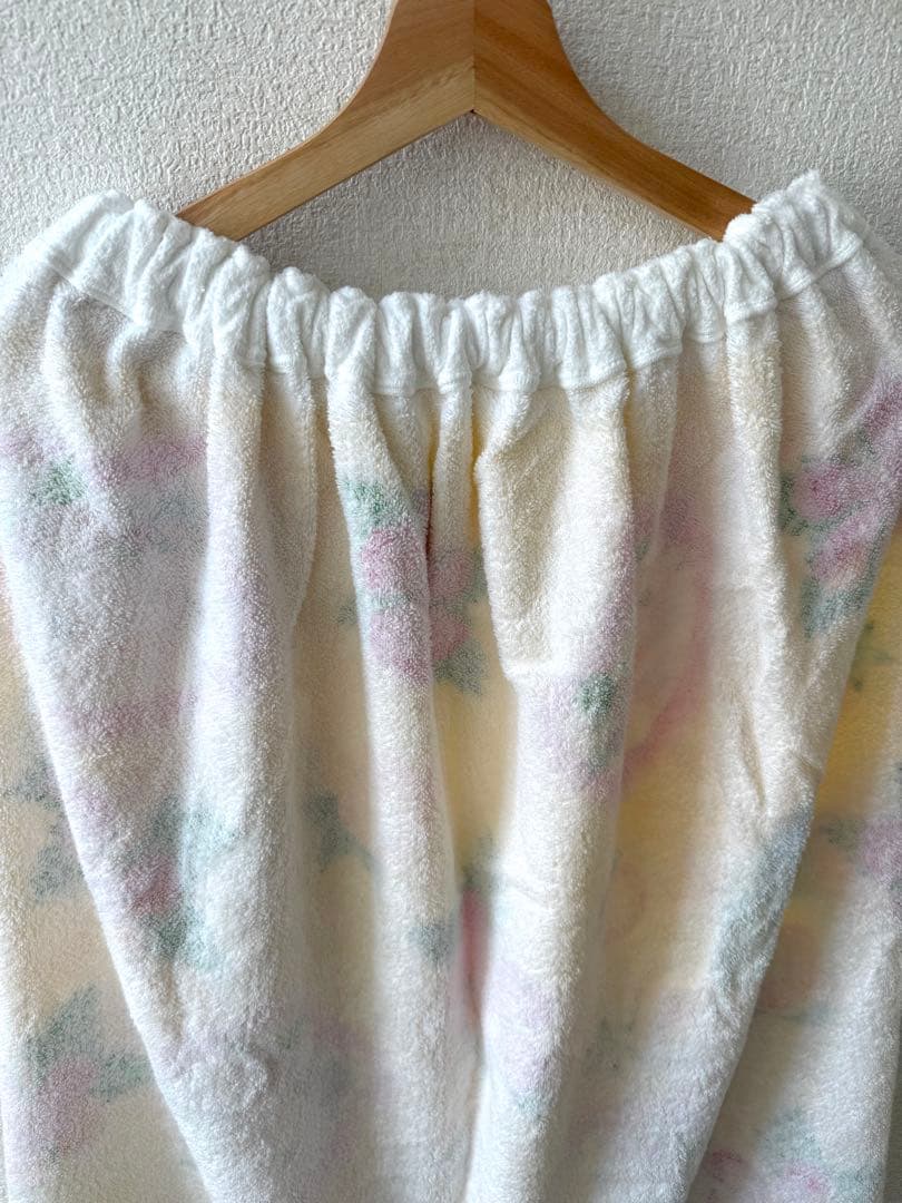 美品　サンリオ　ハローキティ⭐︎トロピカル⭐︎ フルーツ　ハイビスカス　ラップタオル