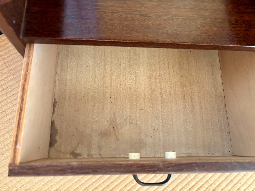 和レトロな鏡台。姿見型で、着物の着付けにも。