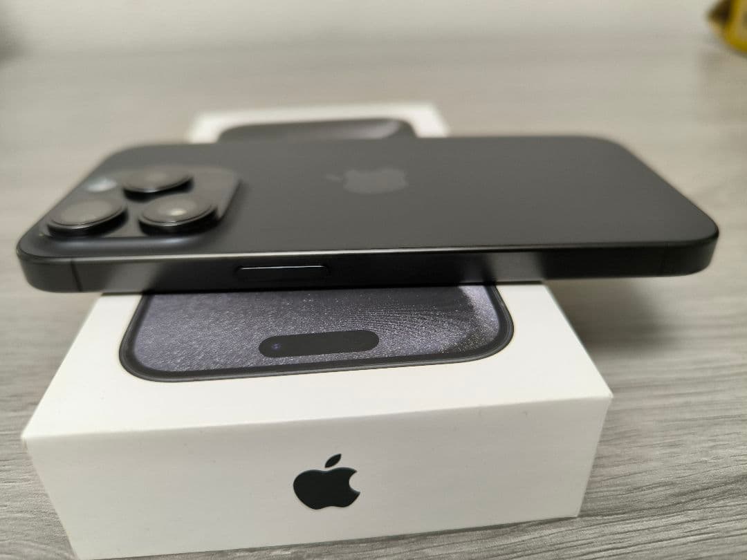 iPhone15pro 128GB SIMフリー　ブラックチタニウム　おまけ多数