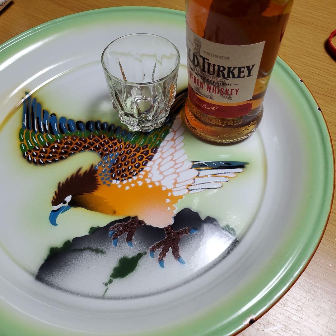 飛翔する鳥のホーロー皿