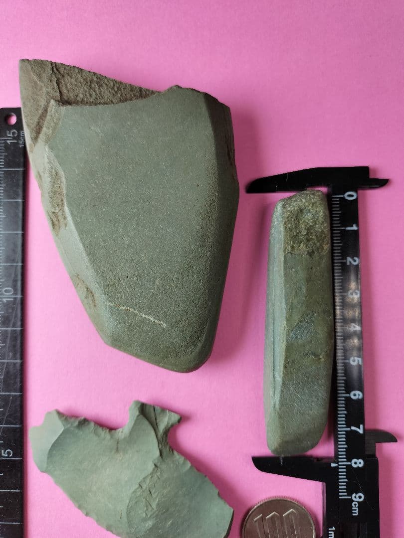 石器セット (出土品) 青虎石(アオトラ石)石匙、石斧、石蚤？3点