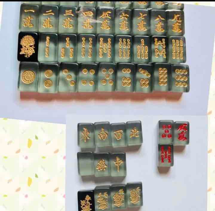 ツートンカラーの綺麗なタッセルとオリジナルデザイン麻雀牌イヤリングオーダーです