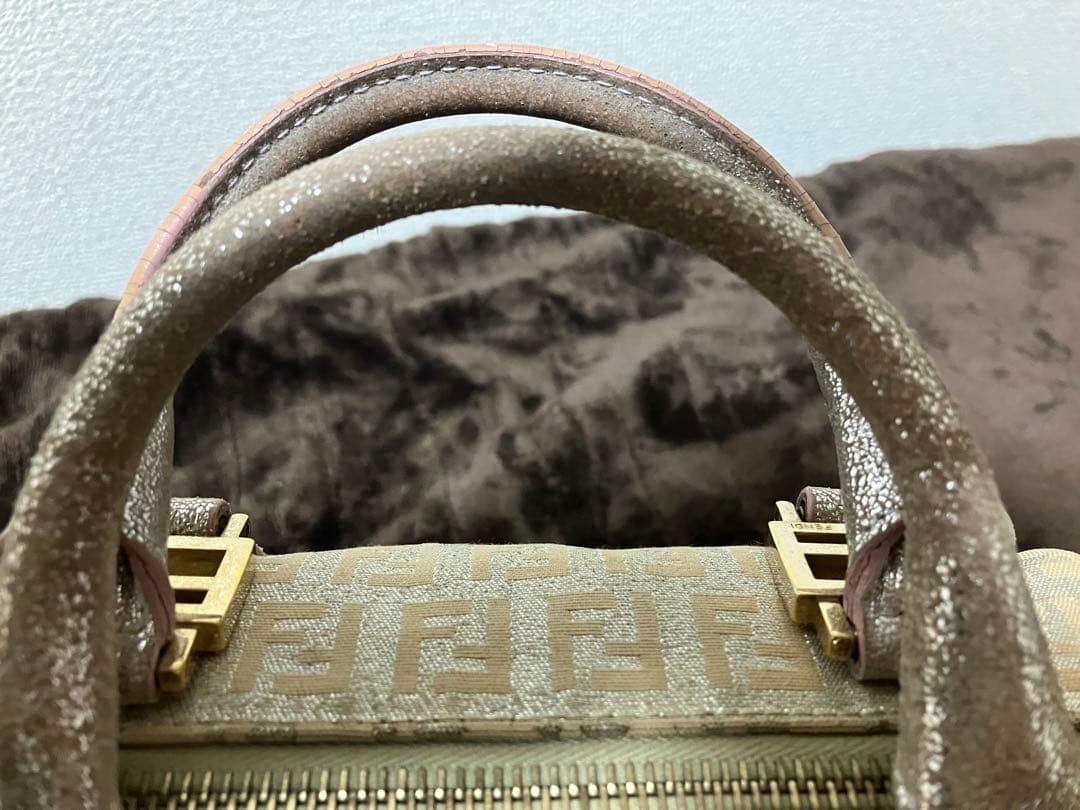 激レア　FENDI ロゴ入り ピンクゴールド　ハンドバッグ