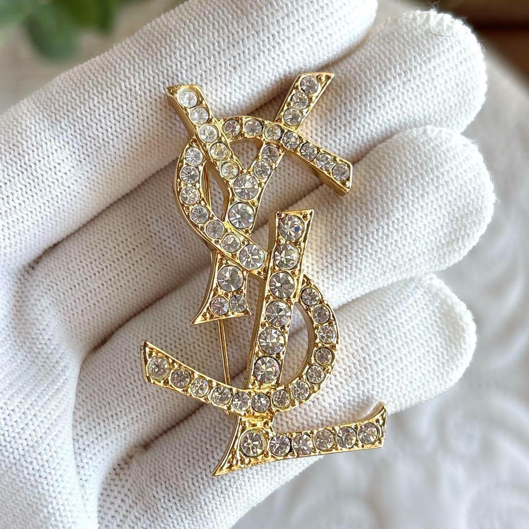 極美品 イヴサンローラン ブローチ カサンドラ ロゴ YSL ゴールド 人気