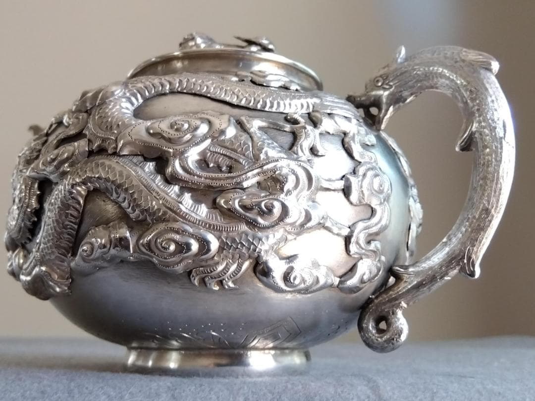 北京工芸品公司　銀製伝統雲龍紋唐獅子摘酒器　288gram高110長175mm