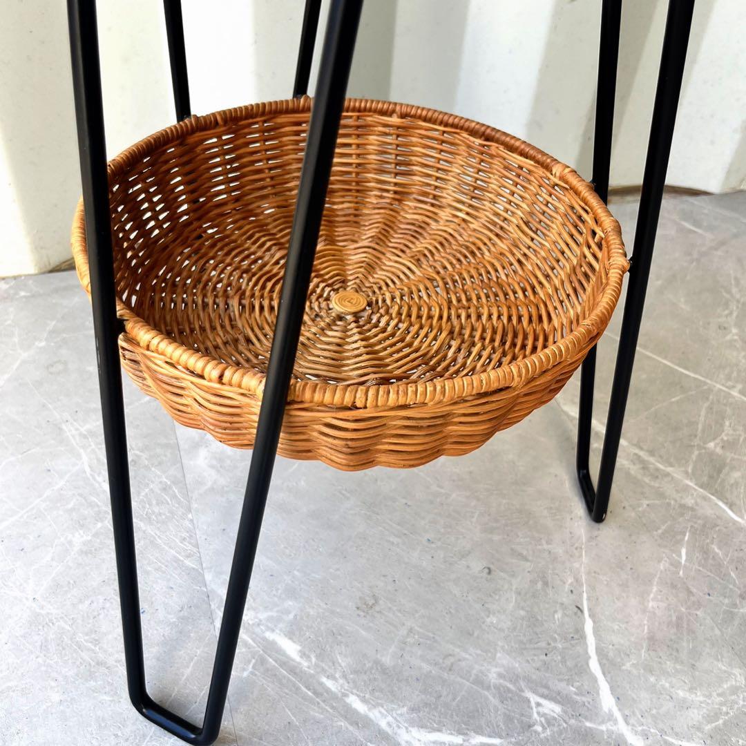 取付無料！イデー ワラビー ラタンバスケット付きブラックスチールサイドテーブル✨