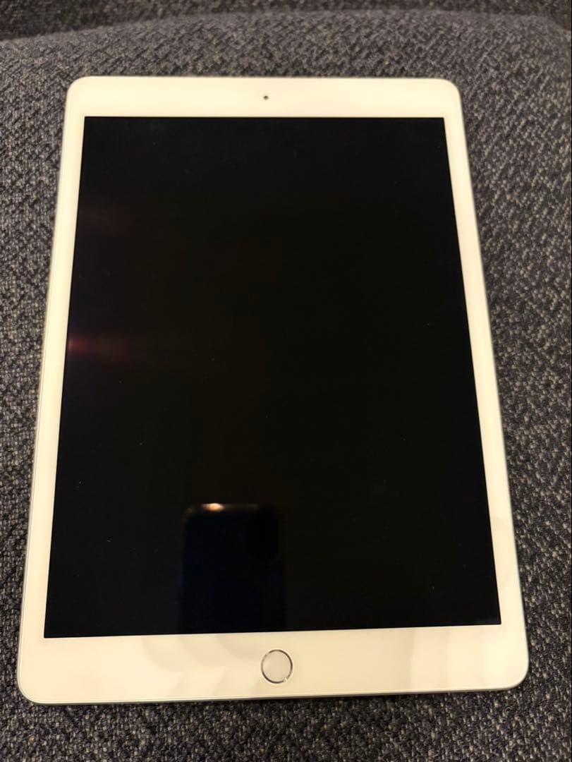 Apple iPad シルバー　第8世代32Ｇ　Wi-Fiモデル