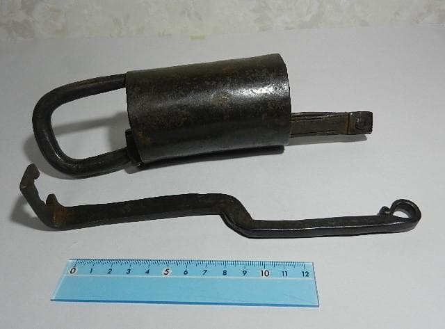 珍しい円筒状の李朝の骨董錠前（長さ２２ｃｍ、重さ５２０ｇ）