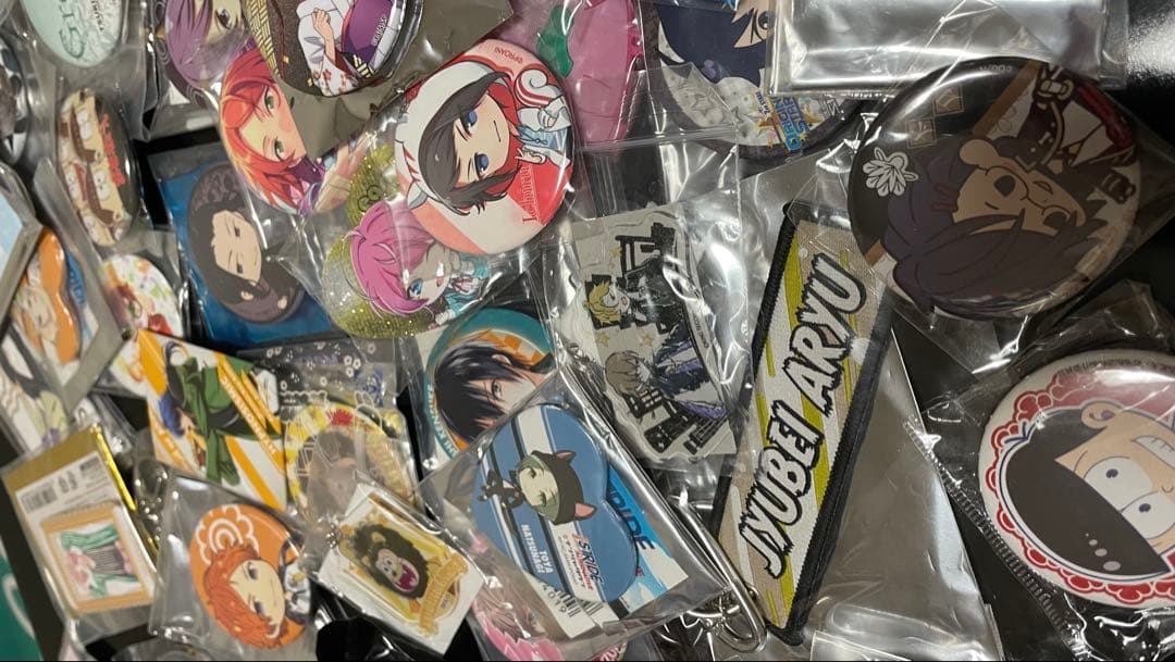 ①アニメグッズ大量まとめ売り80点 缶バッジ アクキー
