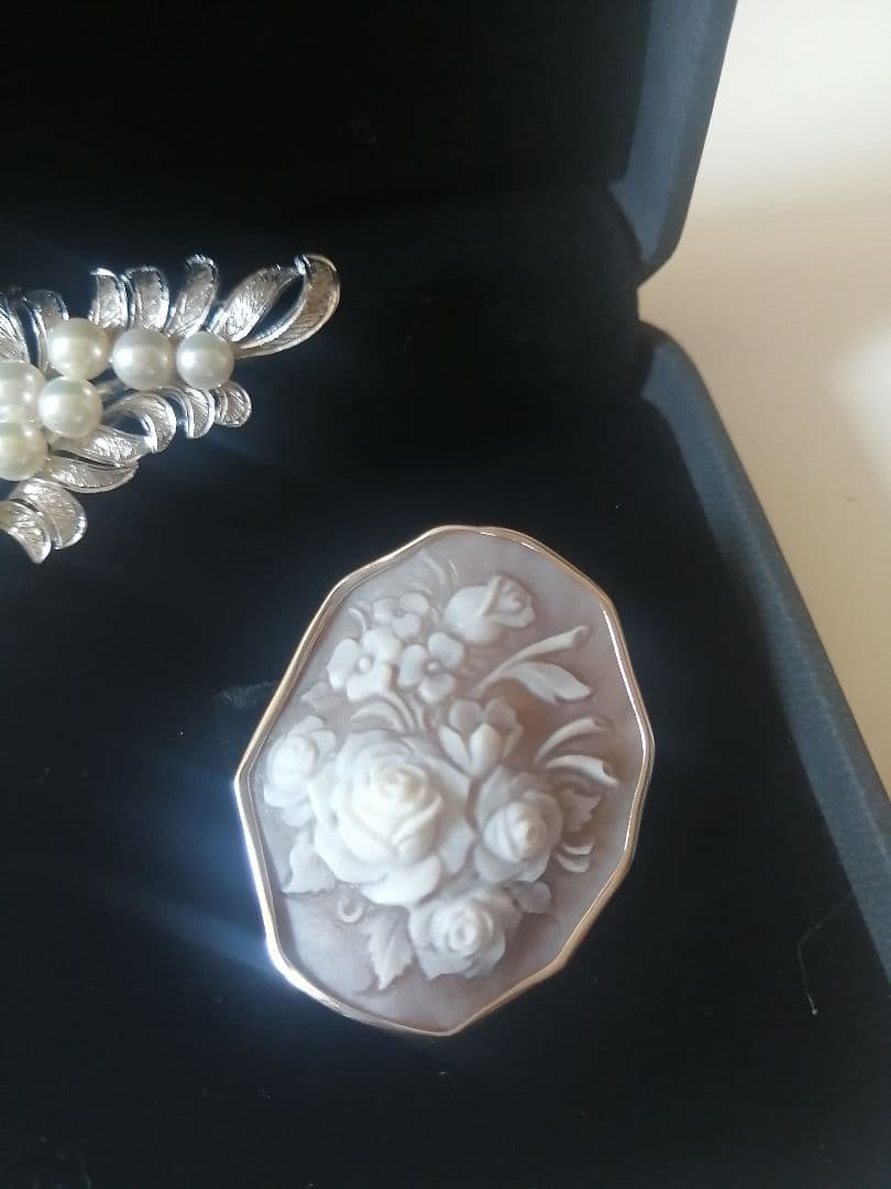 シルバー枠シェルお花彫りカメオブローチ兼ペンダントトップ　本真珠ブローチセット