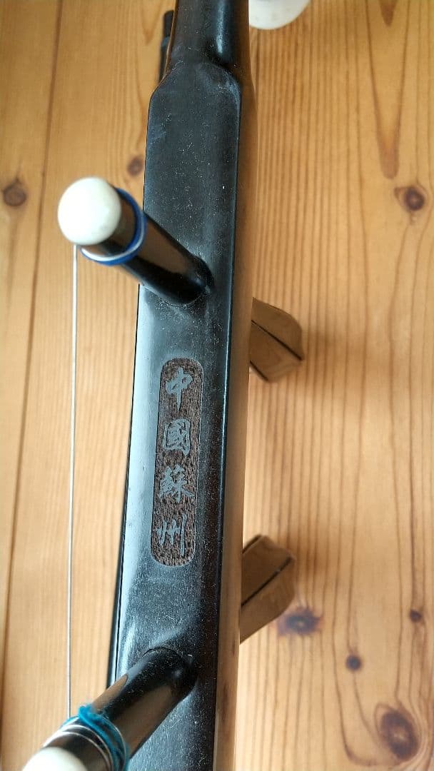 ニ胡　民族古楽器 ソフトケースと音程表示装置、替えの弓、内弦、外弦付き