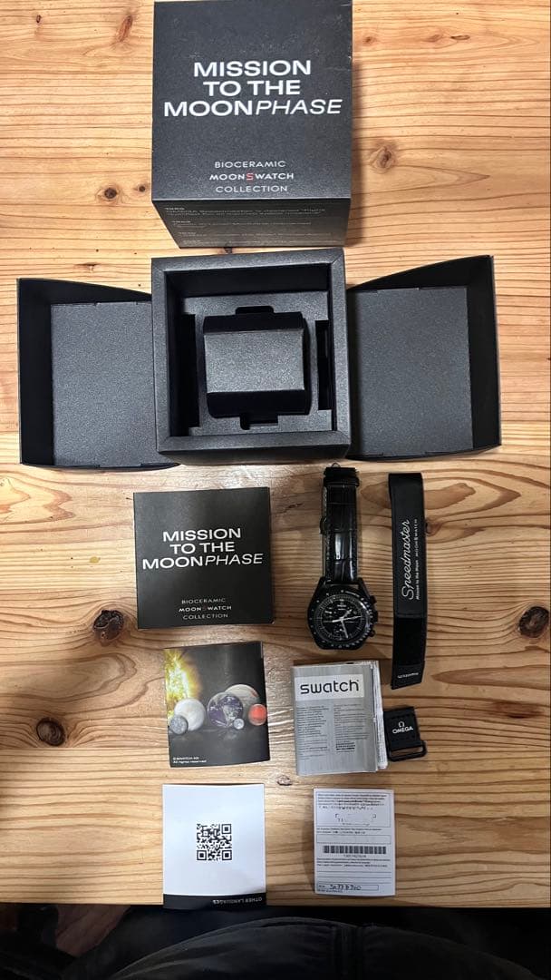 OMEGA × SWATCH Snoopy MOONSWATCH