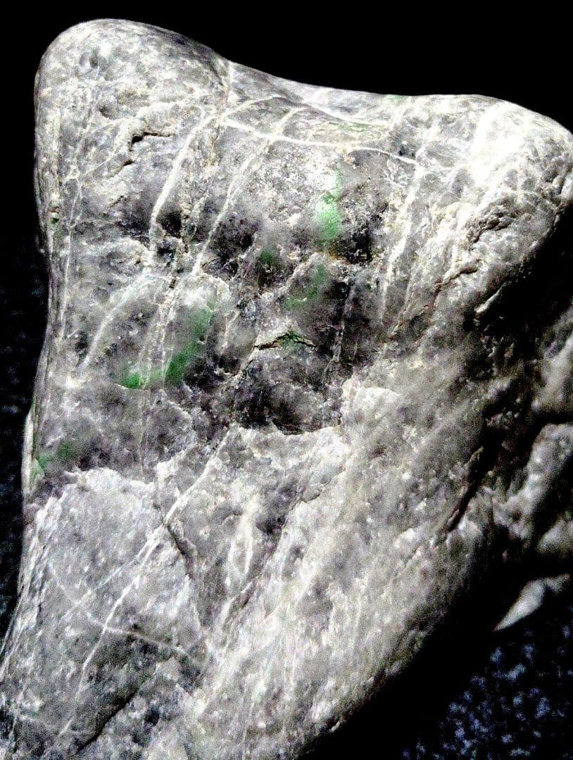 ★翡翠原石★糸魚川硬玉【小滝・川ズレ・底カット】