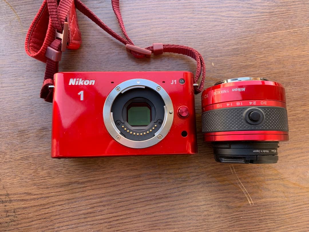 Nikon 1 J1 レッド + NIKKOR 10mmレンズ