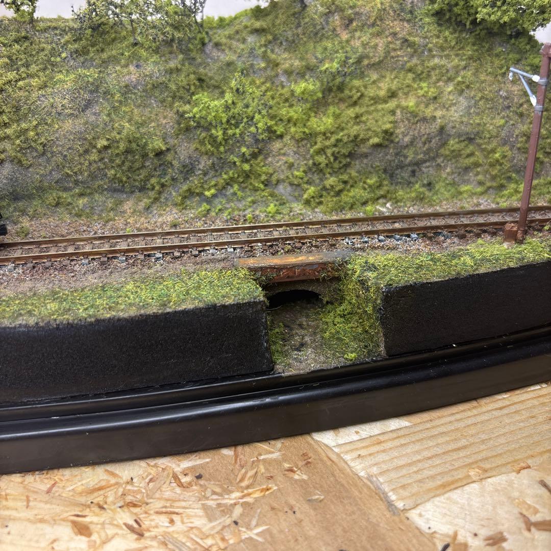 【ケースあり】Nゲージ 撮影背景 保管用ジオラマ -樹々の傍らを走る線路-