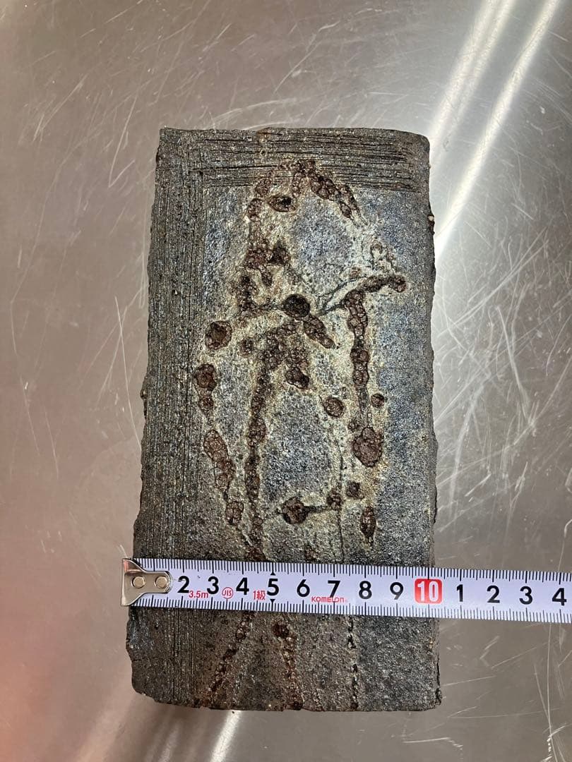 陶器　信楽焼　銀彩の脚付き台　炭化窯変　手作り一品物　お洒落　高級ディスプレイ