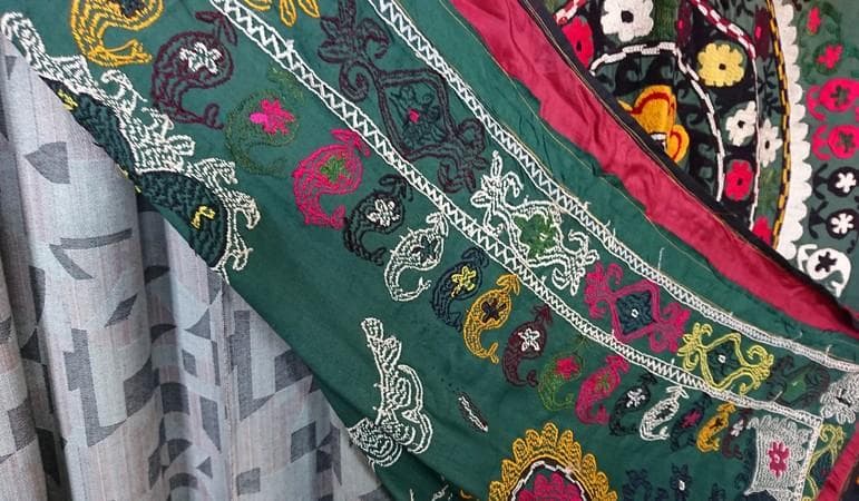 ★B2002★巾210㎝ 特大　刺繍布　アンティーク　花文様　エスニック