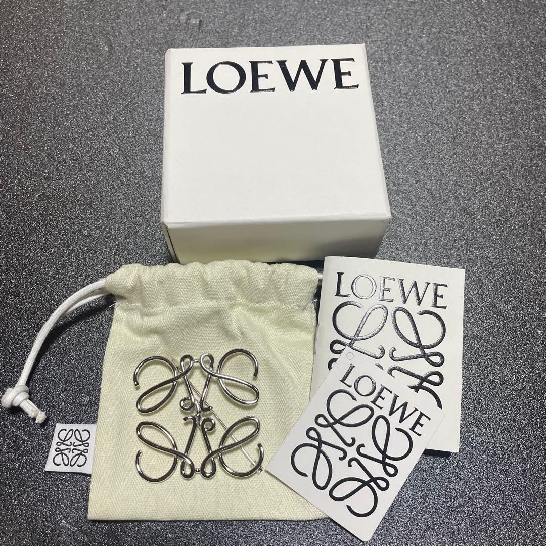 LOEWE シルバーブローチ ロゴデザイン