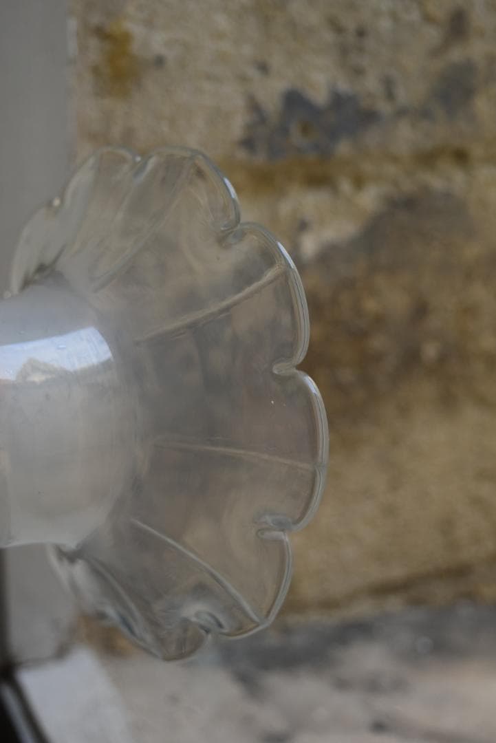 美品　フランスアンティーク　花フォルム　オパリン　ガラスシェード