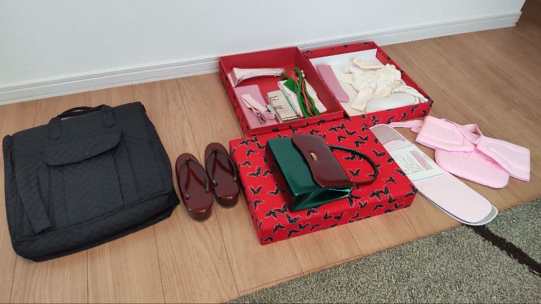 期間限定お値下げ中　振袖 赤・緑・金の花柄　小物一式セット