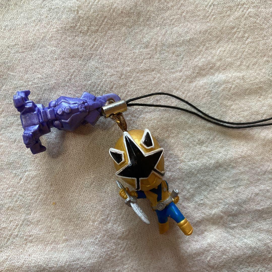 ストラップ　戦隊ヒーロー　ゴールドカラー　火　忍者？シュリケンジャー