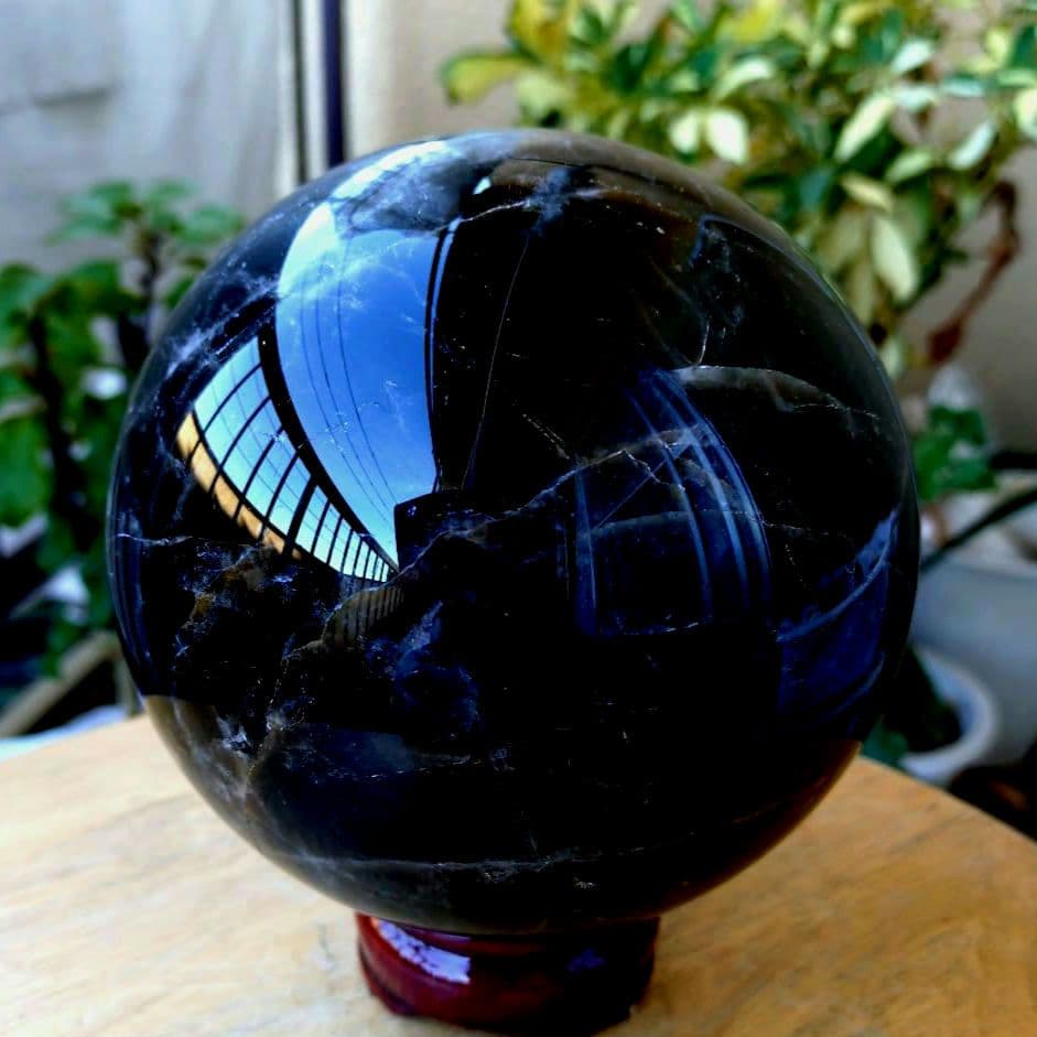 ang3　純天然モリオン　黒水晶　丸玉　大玉2.4Kg　木製台座付き！