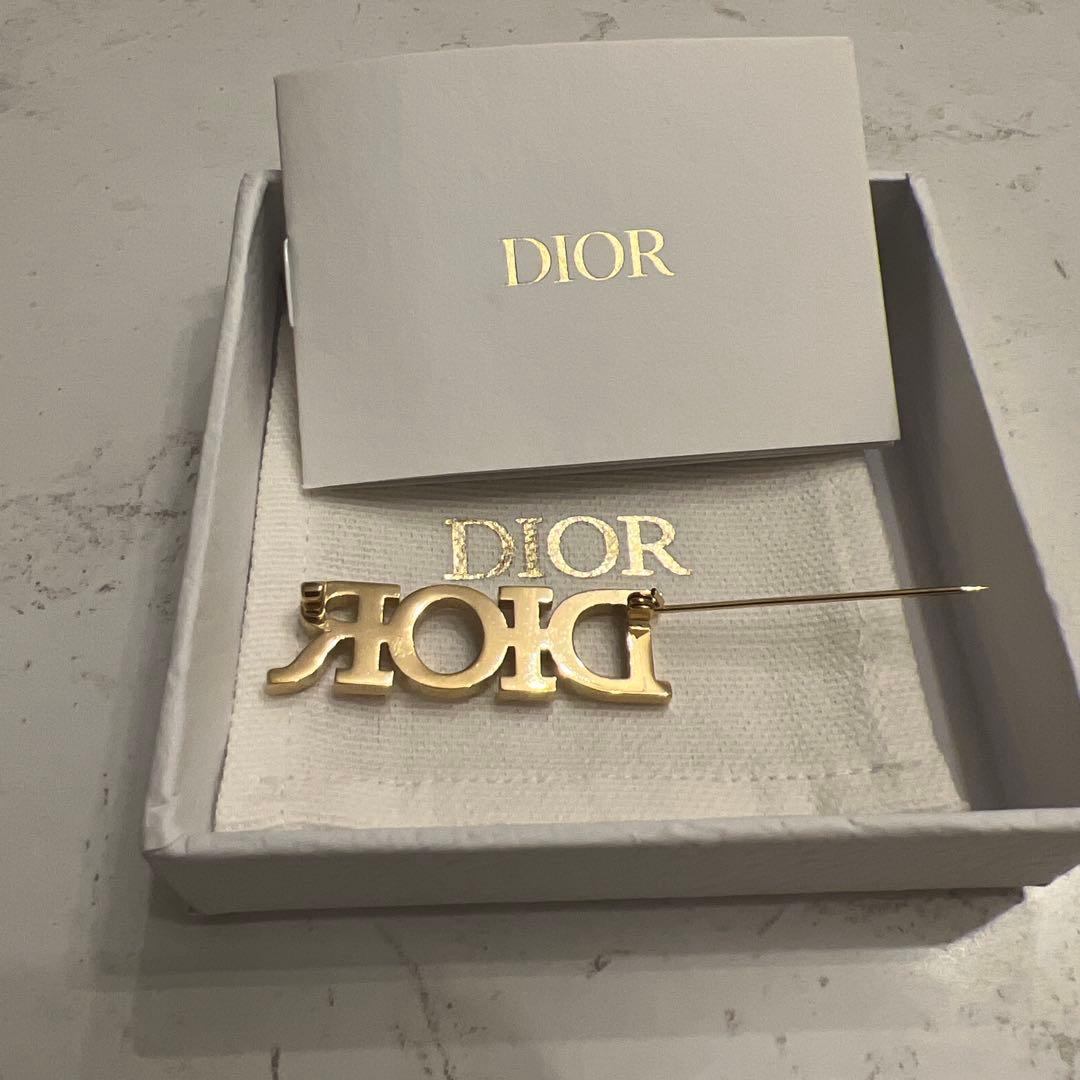 クリスチャンディオール ロゴ ラインストーン ブローチ レディース ゴールド