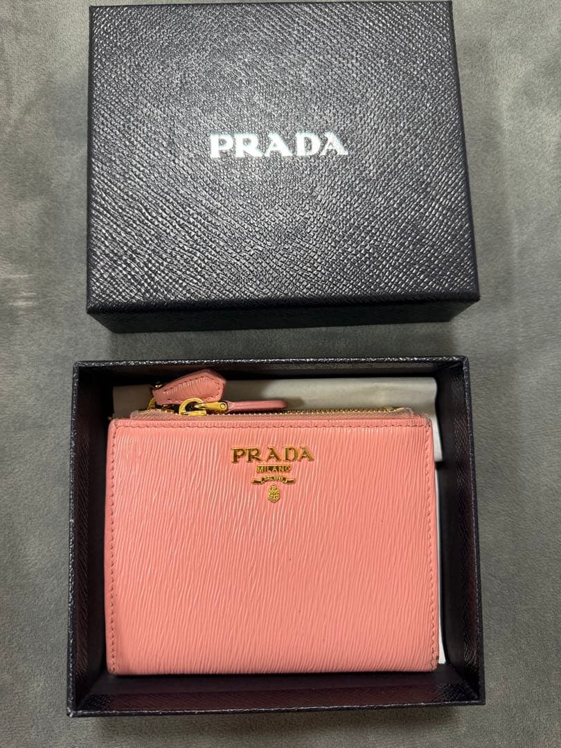 Sora.　PRADA 二つ折り財布 ピンク 牛革サフィアーノ