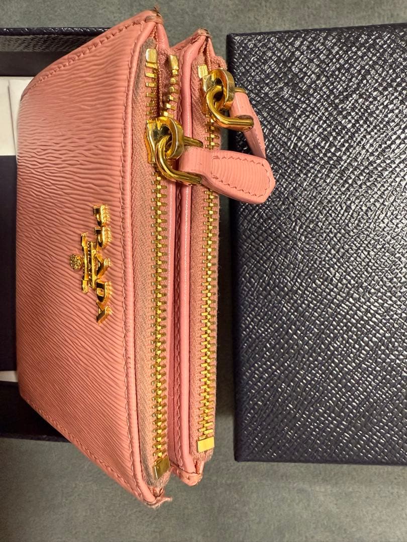 Sora.　PRADA 二つ折り財布 ピンク 牛革サフィアーノ