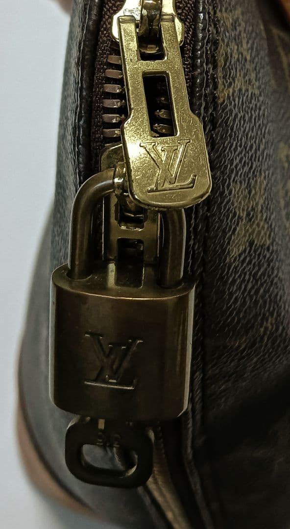 Louis Vuitton paris オールドヴンテージバッグ　鍵付き