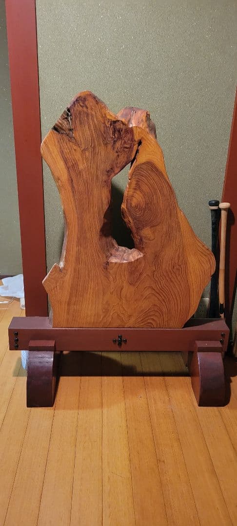 ユニークな木製スタンド