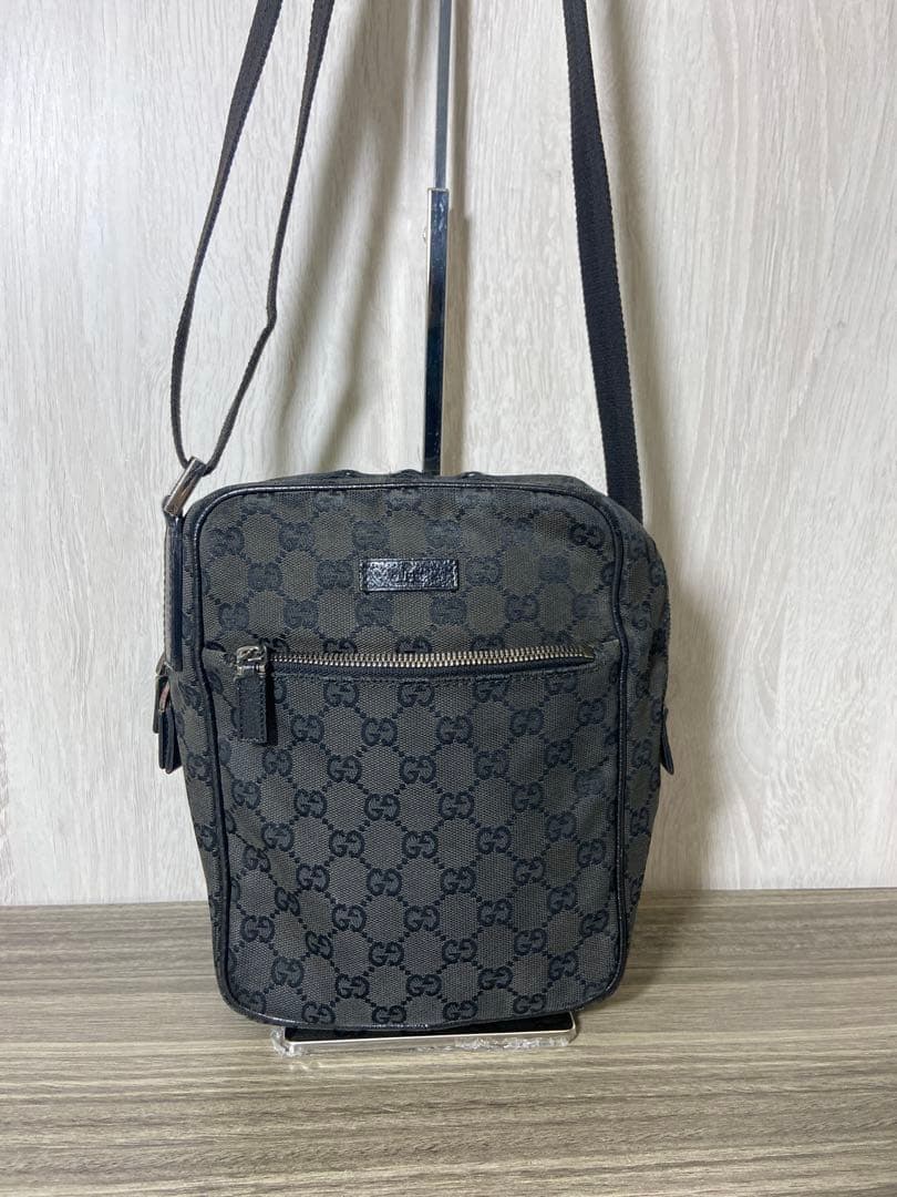 GUCCI ショルダーバッグ　GG柄　キャンバス　黒　斜め掛け　ロゴプレート