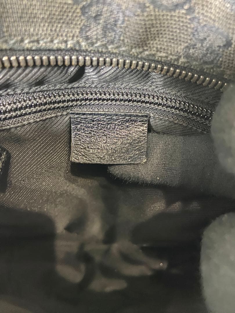 GUCCI ショルダーバッグ　GG柄　キャンバス　黒　斜め掛け　ロゴプレート