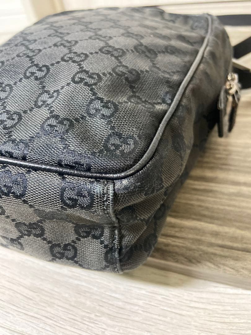 GUCCI ショルダーバッグ　GG柄　キャンバス　黒　斜め掛け　ロゴプレート