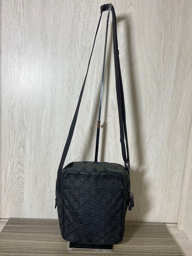 GUCCI ショルダーバッグ　GG柄　キャンバス　黒　斜め掛け　ロゴプレート
