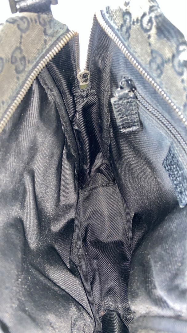 GUCCI ショルダーバッグ　GG柄　キャンバス　黒　斜め掛け　ロゴプレート