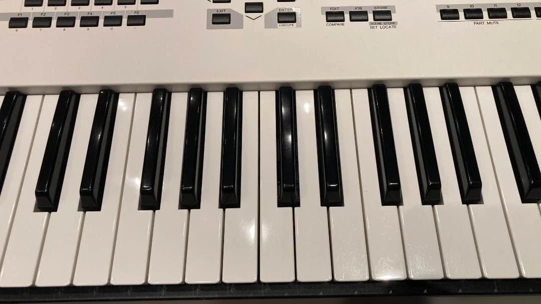 【中古】YAMAHA MOTIF XF7 WH シンセサイザー ハードケース付
