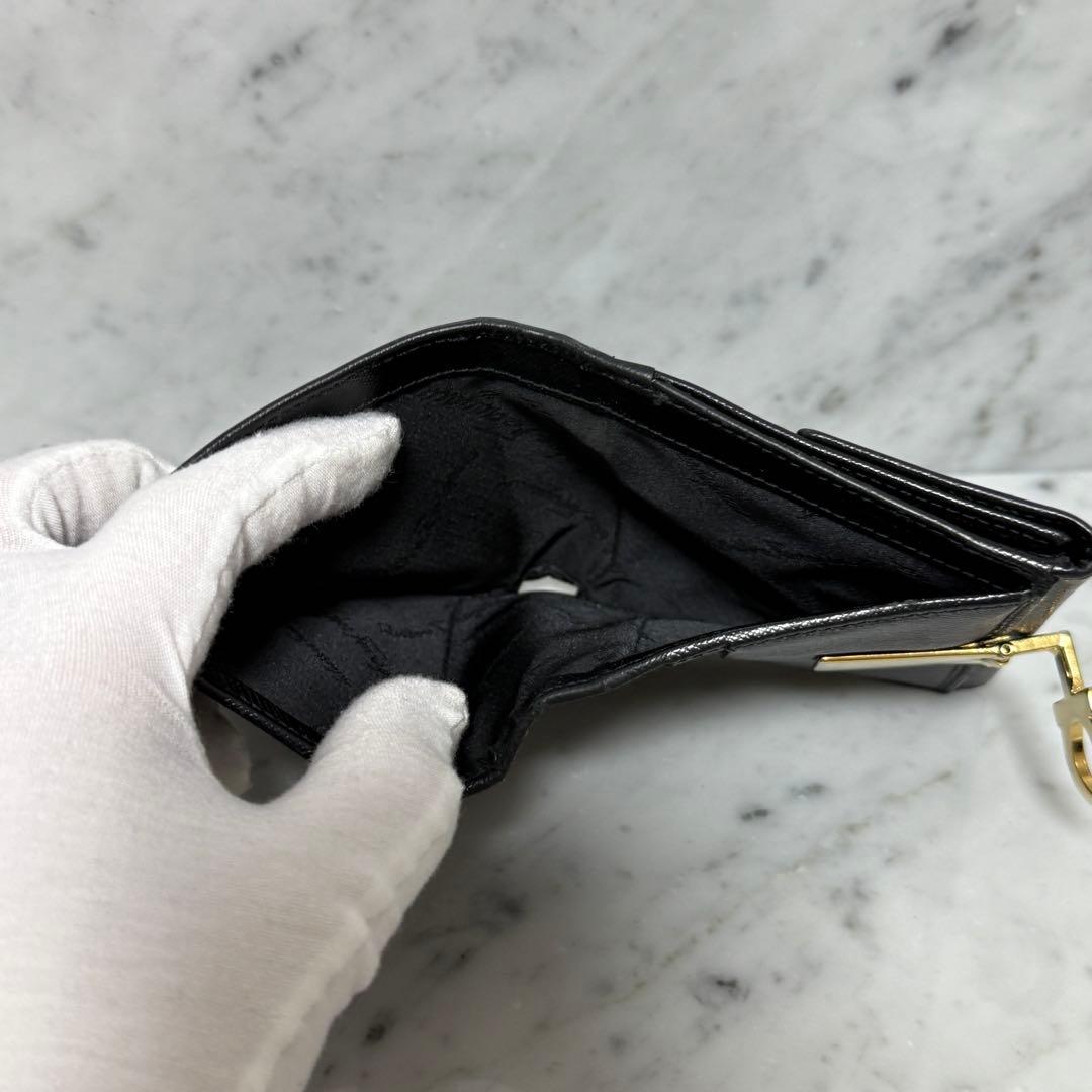 サルヴァトーレフェラガモ 二つ折り財布 ブラック ゴールド ガンチーニ ロック