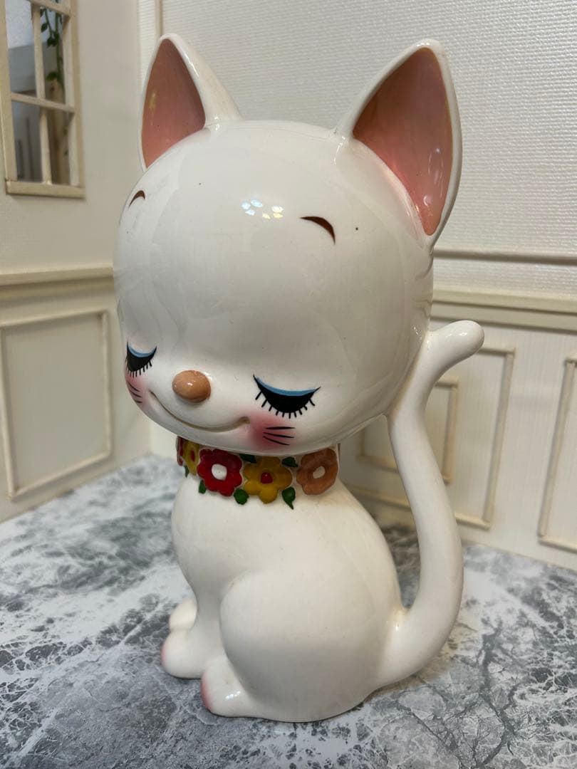 昭和レトロ　1970年代　内藤ルネ　陶器製貯金箱　お花の首飾りの白ネコさん
