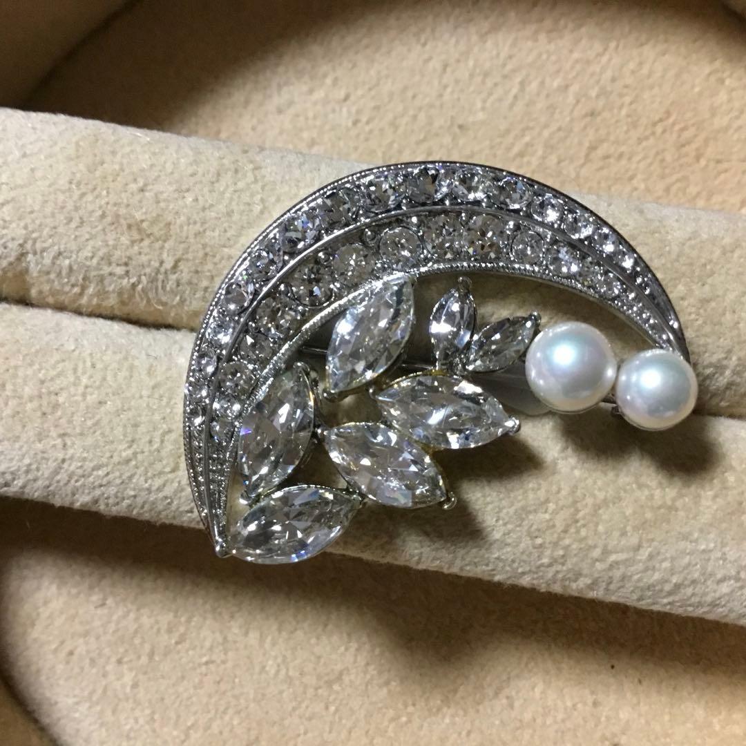 在庫一掃セール中！ 三日月型のロマンティックなブローチ