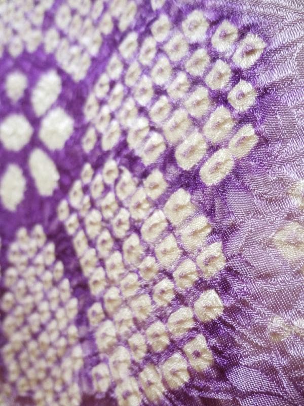 淡い紫色の絞りに牡丹や花々　振袖