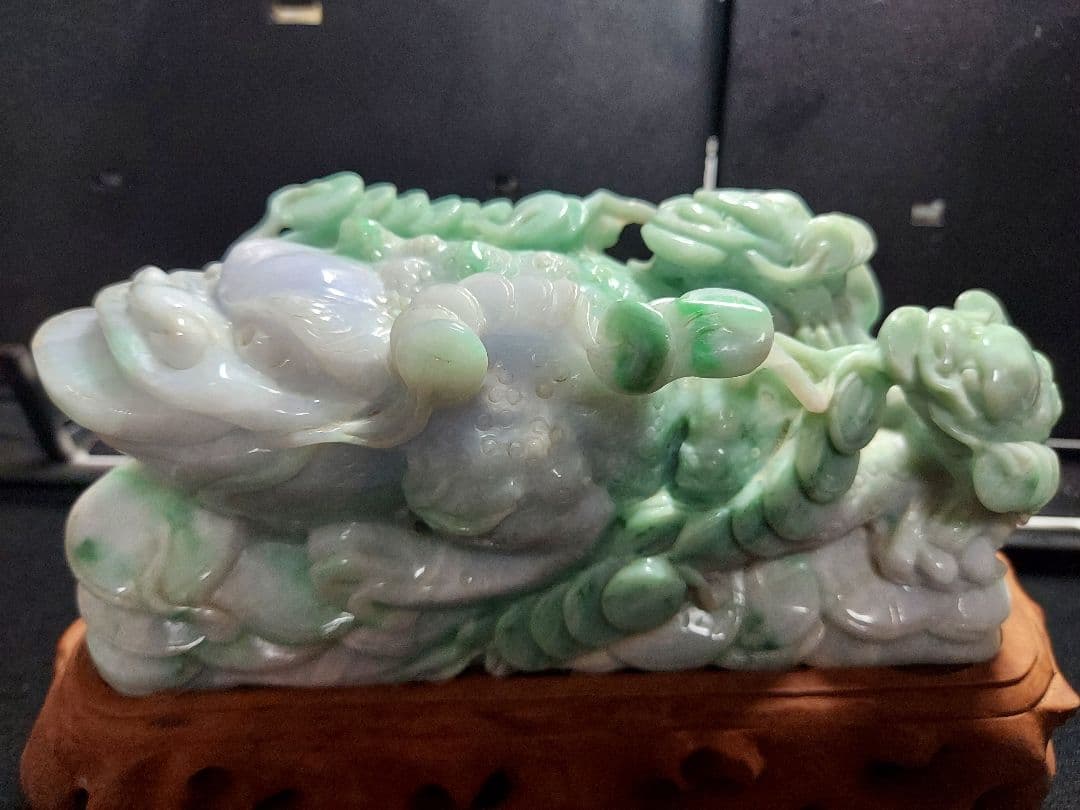 翡翠 龍と雲 彫刻 木製台座付き 専用箱付き 1862g