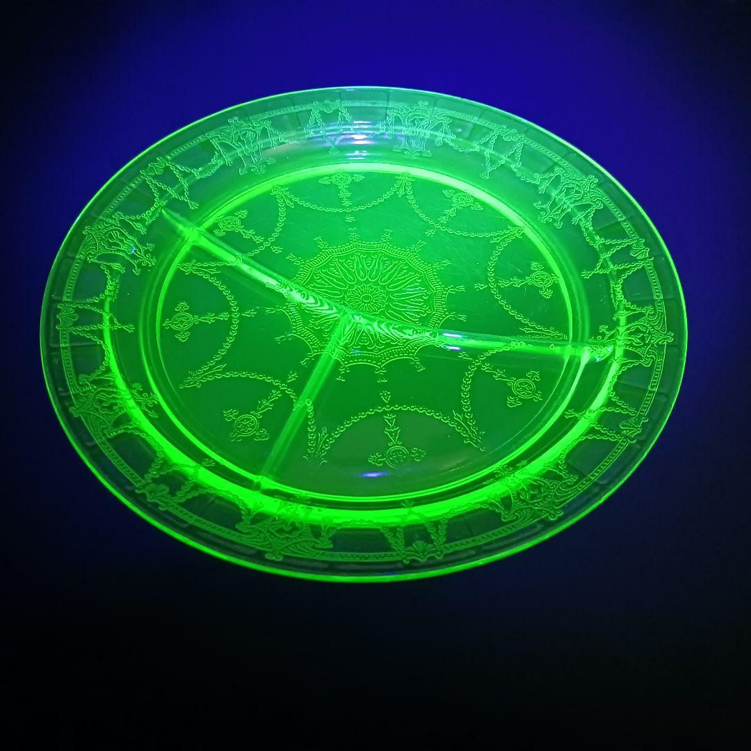 W361-2 昭和レトロ ウランガラス 仕切りランチプレート 古ガラス　FF