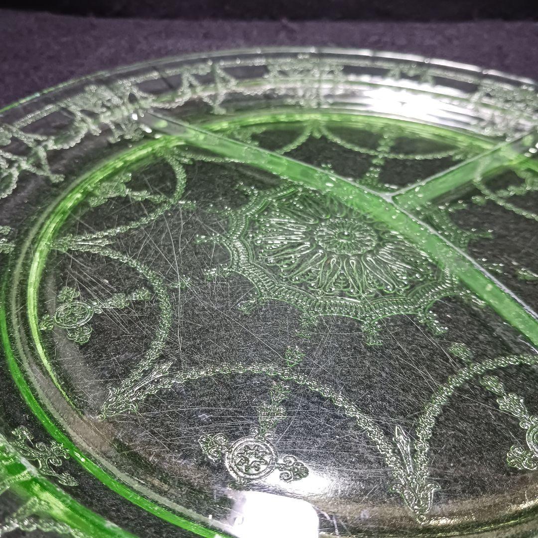 W361-2 昭和レトロ ウランガラス 仕切りランチプレート 古ガラス　FF