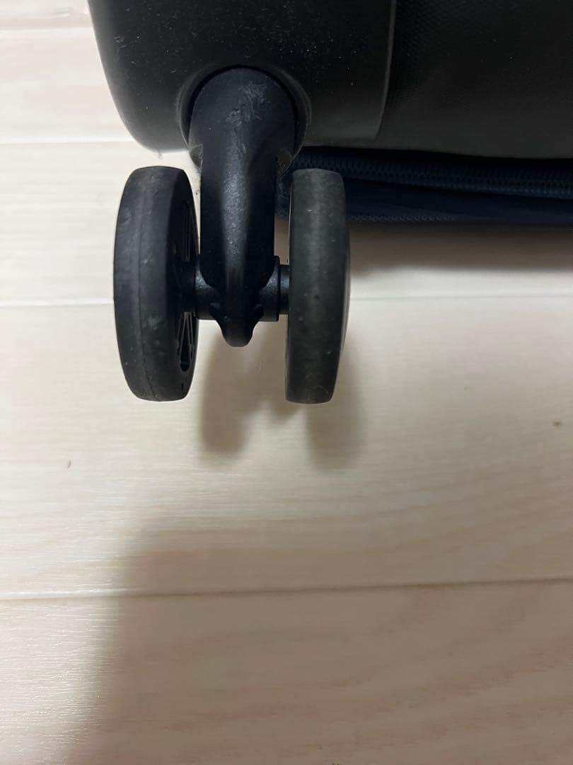 【超軽量】サムソナイト スーツケース ストラリウム スピナー Mサイズ