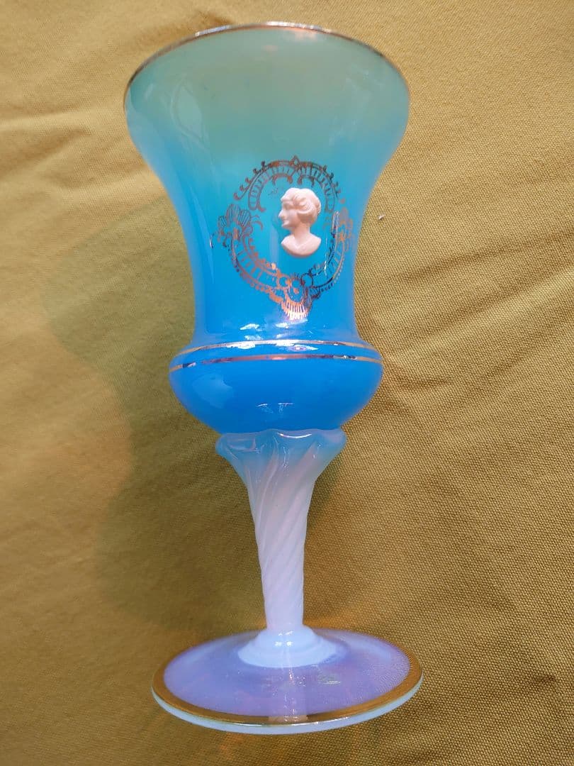 フランス　アンティークオパールオパリンガラス　フラワーベース