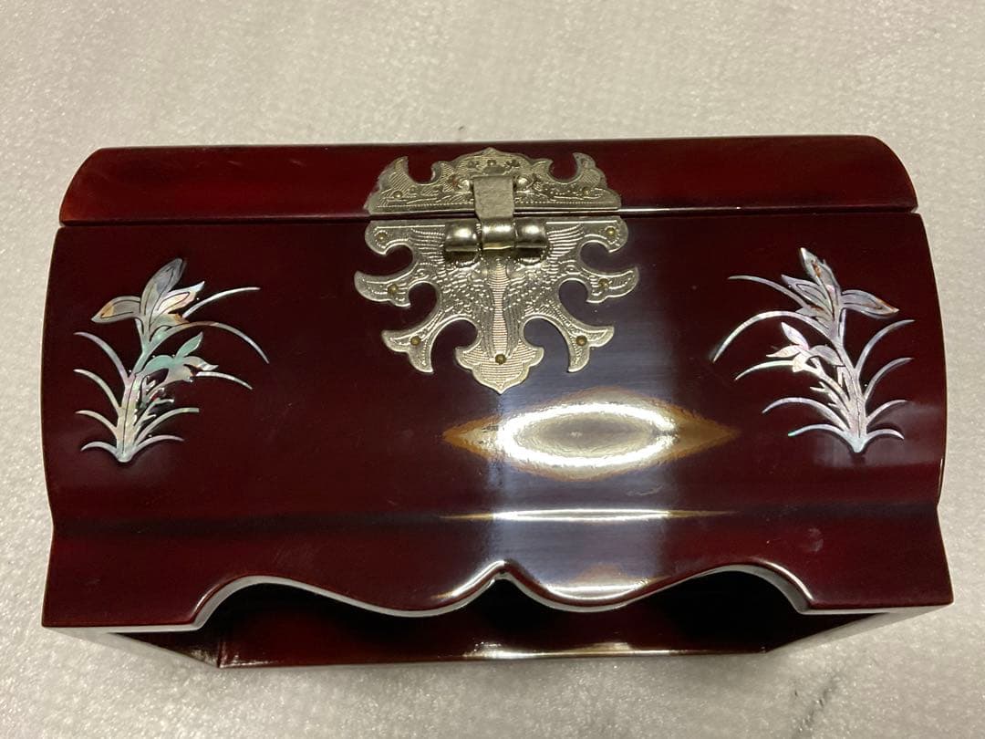 中国製／螺鈿模様の宝石箱。牡丹と百合があしらわれます【鍵付き　新品未使用品】。
